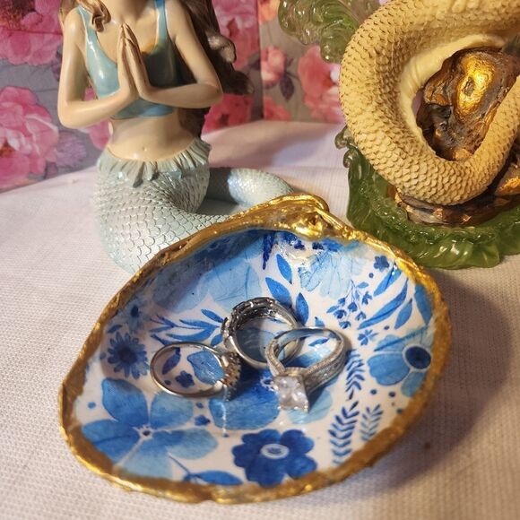 DECOUPAGE BLUE FLOWERS ON A CLAM SHELL - Picture 5 of 9